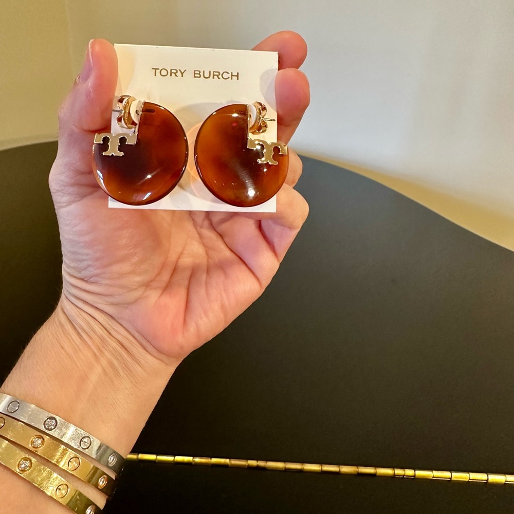 Tory Burch NWT Authentic luxury minimalist applied logo resin hoop earrings - Picture 3 of 17